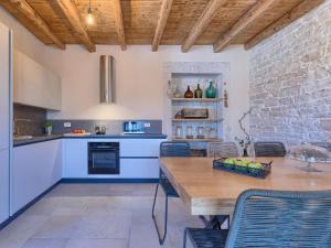 Kuchyň nebo kuchyňský kout v ubytování Holiday Home Villa Radovani by Interhome