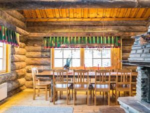 - une salle à manger dans une cabane en rondins avec une table et des chaises dans l'établissement Holiday Home Terakka by Interhome, à Sirkka
