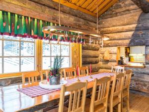 een eetkamer in een blokhut met een tafel en stoelen bij Holiday Home Terakka by Interhome in Levi