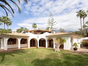 ein großes weißes Haus mit Palmen im Hof in der Unterkunft Villa Finca Ingala by Interhome in Adeje