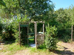 BraccagniにあるHoliday Home Calvello by Interhomeの塀付きの庭の木門