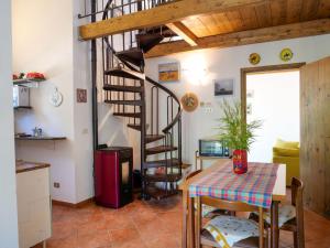 BraccagniにあるHoliday Home Calvello by Interhomeのリビングルーム(テーブル付)の螺旋階段