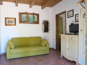 BraccagniにあるHoliday Home Calvello by Interhomeのリビングルーム(緑のソファ、テレビ付)