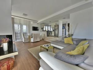 Televízia a/alebo spoločenská miestnosť v ubytovaní Holiday Home Arbo by Interhome