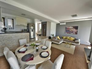 Kuchyňa alebo kuchynka v ubytovaní Holiday Home Arbo by Interhome