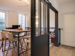 Μια τηλεόραση ή/και κέντρο ψυχαγωγίας στο Apartment Ker Louis by Interhome +16 φωτογραφίες