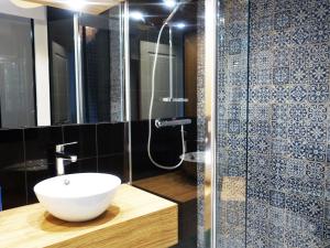 La salle de bains est pourvue d'un lavabo et d'une douche. dans l'établissement Apartment Ker Louis-1 by Interhome, à Dinard