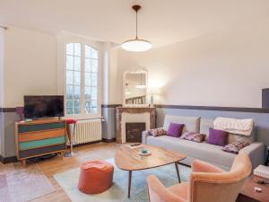- un salon avec un canapé et une télévision dans l'établissement Apartment Ker Louis-1 by Interhome, à Dinard