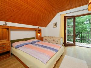 バラトンフューズフーにあるHoliday Home Pinus 2 by Interhomeの木製の天井のベッドルーム1室(ベッド1台付)