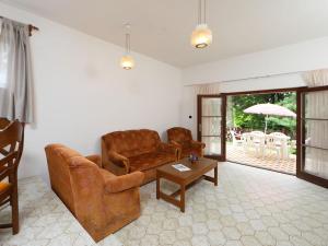 巴拉頓菲茲弗的住宿－Holiday Home Pinus 2 by Interhome，客厅配有沙发和桌子