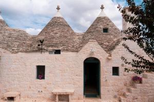 un bâtiment avec deux tours en haut dans l'établissement Trullo Il cantagallo, à Locorotondo