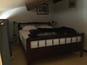 ein Schlafzimmer mit einem Bett in einem Zimmer in der Unterkunft Mazet Lavande in Saint-Martin-de-Brômes