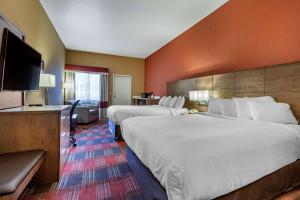 Habitación de hotel con 2 camas y escritorio en Comfort Inn Flagstaff Lucky Lane I-40, en Flagstaff