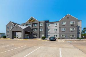 ein Hotel mit einem Auto auf einem Parkplatz in der Unterkunft Quality Inn & Suites Keokuk North in Keokuk