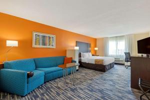 TV a/nebo společenská místnost v ubytování Quality Inn & Suites Keokuk North