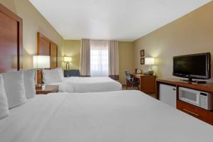 Säng eller sängar i ett rum på Comfort Inn & Suites North Glendale and Peoria