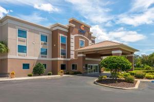 a hotel front of a building with a parking lot at Comfort Inn & Suites Wildwood - The Villages in Wildwood