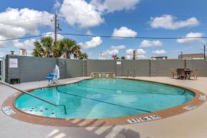 une grande piscine d'eau bleue dans l'établissement Comfort Suites Near Texas A&M - Corpus Christi, à Corpus Christi