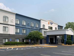 un hotel con un estacionamiento delante de él en Comfort Inn Saint Paul East, en Oakdale