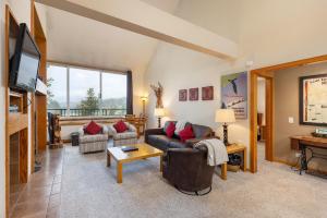 salon z kanapami i telewizorem z płaskim ekranem w obiekcie 2130 Pines Condo w mieście Keystone