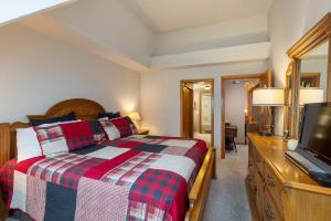 sypialnia z łóżkiem i telewizorem z płaskim ekranem w obiekcie 2130 Pines Condo w mieście Keystone +25 zdjęć