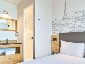 Un ou plusieurs lits dans un hébergement de l'établissement Greet Hotel Paris porte de la Chapelle - Aréna