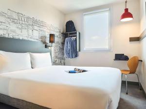 Greet Hotel Paris porte de la Chapelle - Aréna tesisinde bir odada yatak veya yataklar