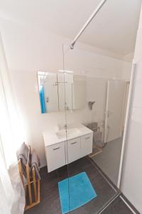 A bathroom at Apartments in Vienna near Schönbrunn & Westbahnhof - Keyless Check-In