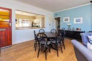 jadalnia i salon ze stołem i krzesłami w obiekcie Prospect Cottage w mieście Knysna