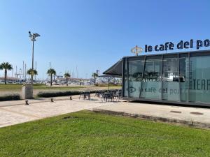 a building with a sign that reads to cafe deloitoit at Vistas al mar, en el club náutico de Sant Carles de la Rápita, 3 dormitorios in Sant Carles de la Ràpita