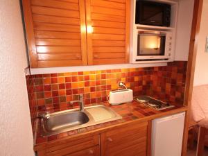 a kitchen with a sink and a microwave at Studio Les Saisies, 1 pièce, 4 personnes - FR-1-293-230 in Les Saisies