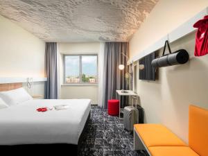 Postel nebo postele na pokoji v ubytování ibis Bucharest Politehnica + 37 fotografií