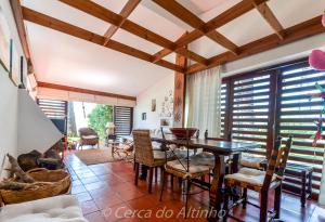 a dining room with a table and chairs at Cerca do Altinho in Vila Nova de Milfontes