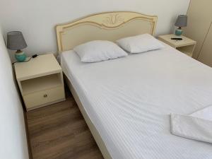 Un pat sau paturi într-o cameră la Appartments near 7 km 5001155