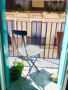 Balcon ou terrasse dans l'établissement Appart Central à Sète avec balcon