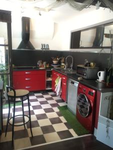 Cuisine ou kitchenette dans l'établissement Appart Central à Sète avec balcon