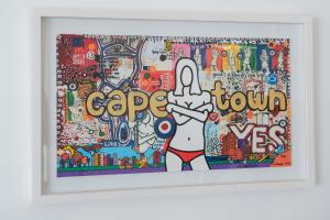 ein gerahmter Kunstdruck einer Hand mit den Worten "cape town vs castles" in der Unterkunft The Clarendon - Fresnaye in Kapstadt