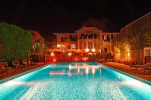 een zwembad voor een huis 's nachts bij La Garoupe-Gardiole in Antibes