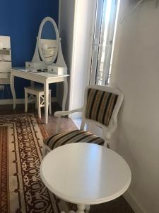 A seating area at Charmie flat