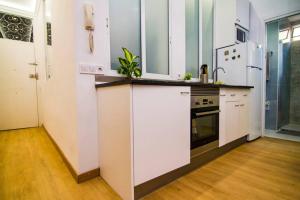 A kitchen or kitchenette at Piso VIP Anton Martin. Madrid Centro.