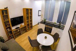 A television and/or entertainment centre at Piso VIP Anton Martin. Madrid Centro.
