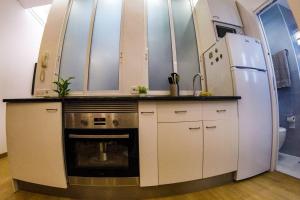 A kitchen or kitchenette at Piso VIP Anton Martin. Madrid Centro.