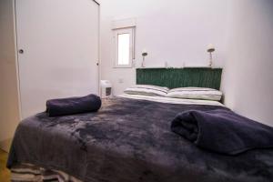 A bed or beds in a room at Piso VIP Anton Martin. Madrid Centro.
