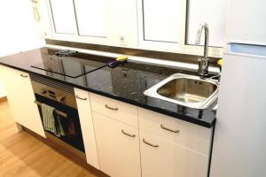 A kitchen or kitchenette at Piso VIP Anton Martin. Madrid Centro.