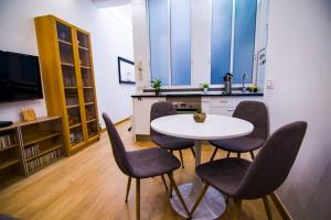 A television and/or entertainment centre at Piso VIP Anton Martin. Madrid Centro.