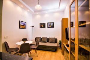 A seating area at Piso VIP Anton Martin. Madrid Centro.