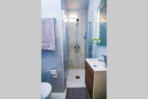 A bathroom at Piso VIP Anton Martin. Madrid Centro.