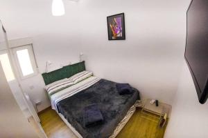 A bed or beds in a room at Piso VIP Anton Martin. Madrid Centro.