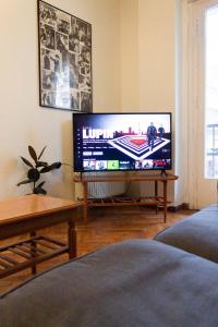 Televízia a/alebo spoločenská miestnosť v ubytovaní Aristotelous Square Apartment