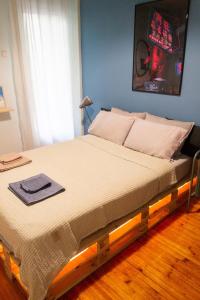 Postel nebo postele na pokoji v ubytování Aristotelous Square Apartment